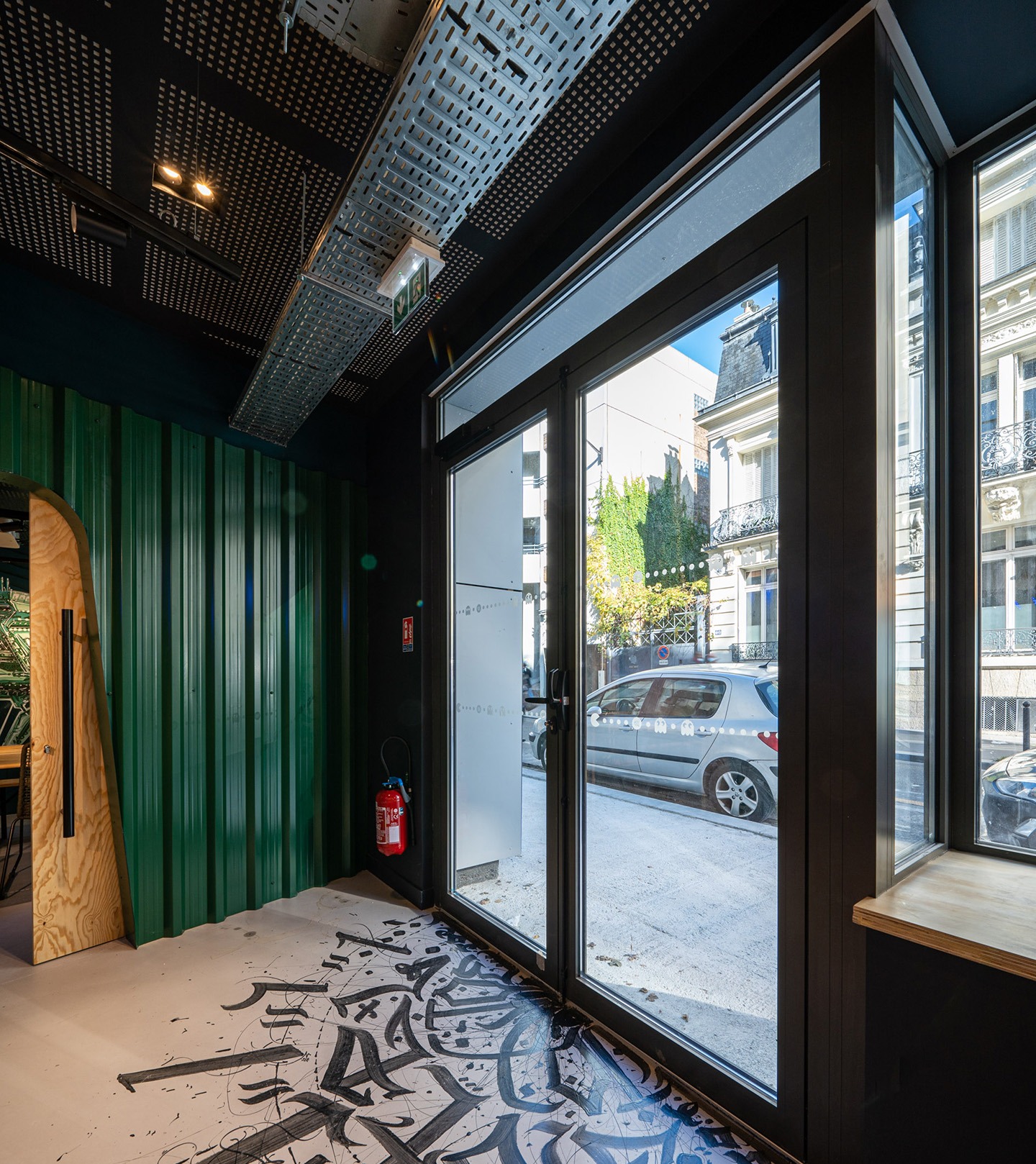 Entrée d'un hotel auberge de jeunesse et vue sur rue et sur voiture