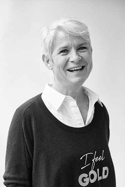 Portrait d'Isabelle Villette en noir et blanc qui sourit