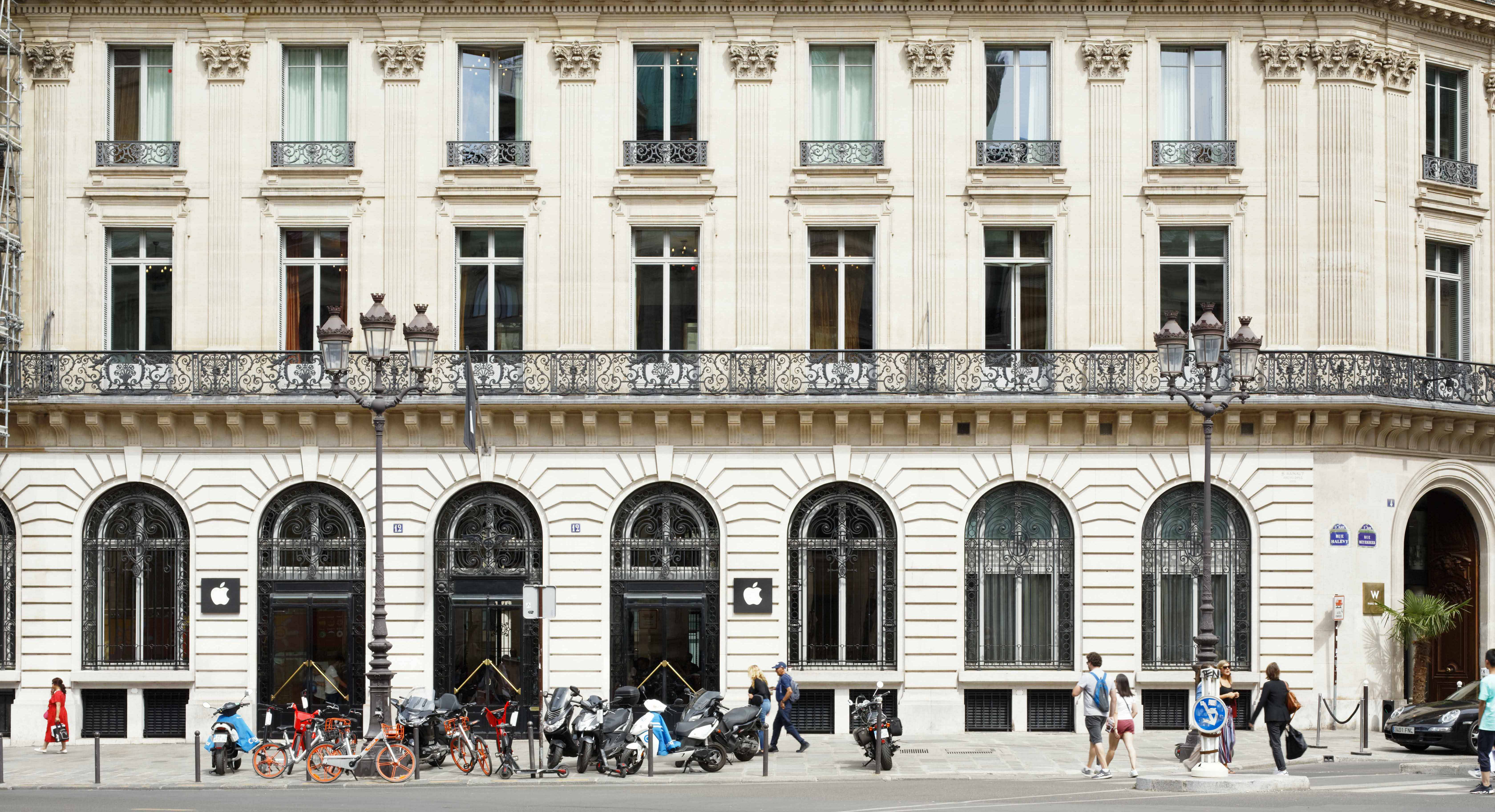 Façade extérieure du bâtiment de l'Apple Store Opéra Paris.