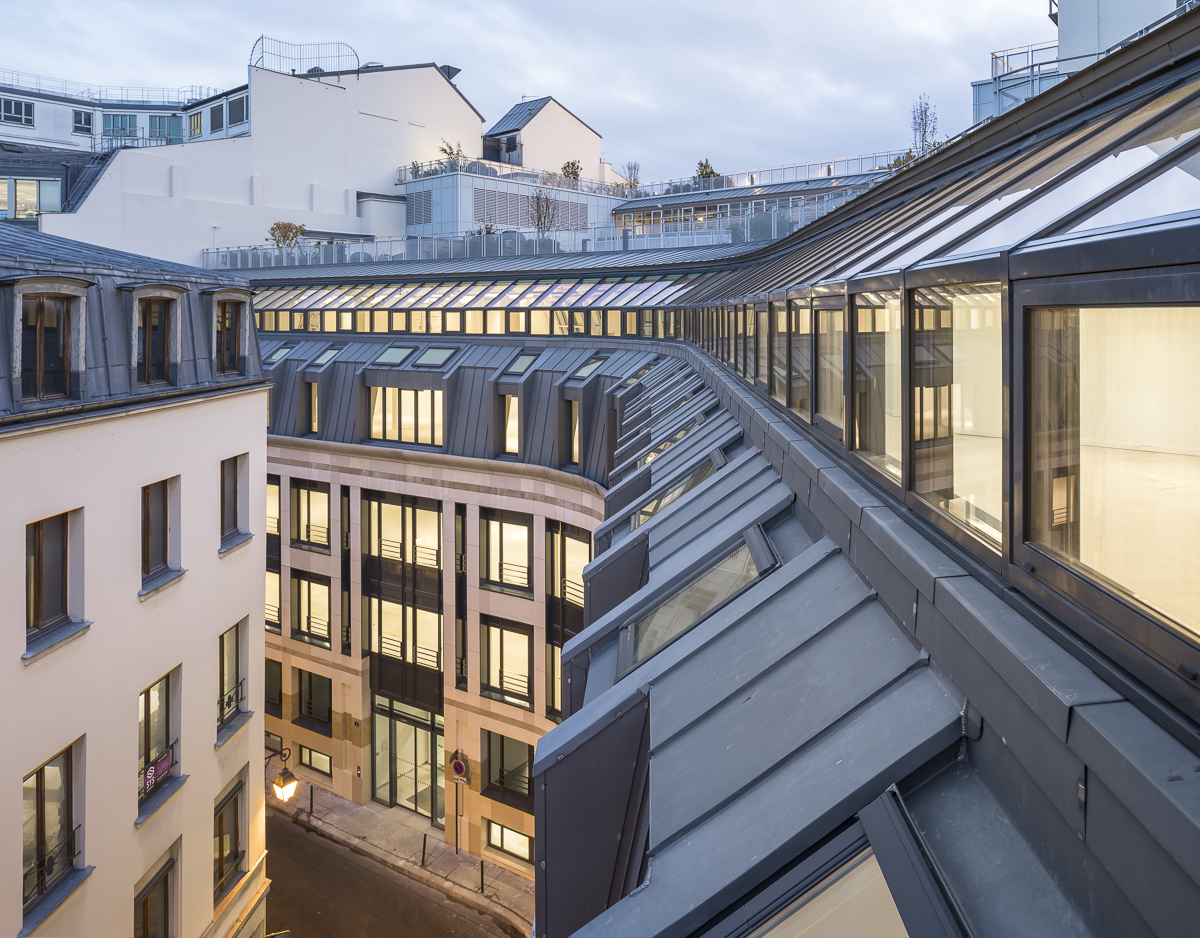 Belle toiture parisienne de nuit d'un immeuble de bureaux.