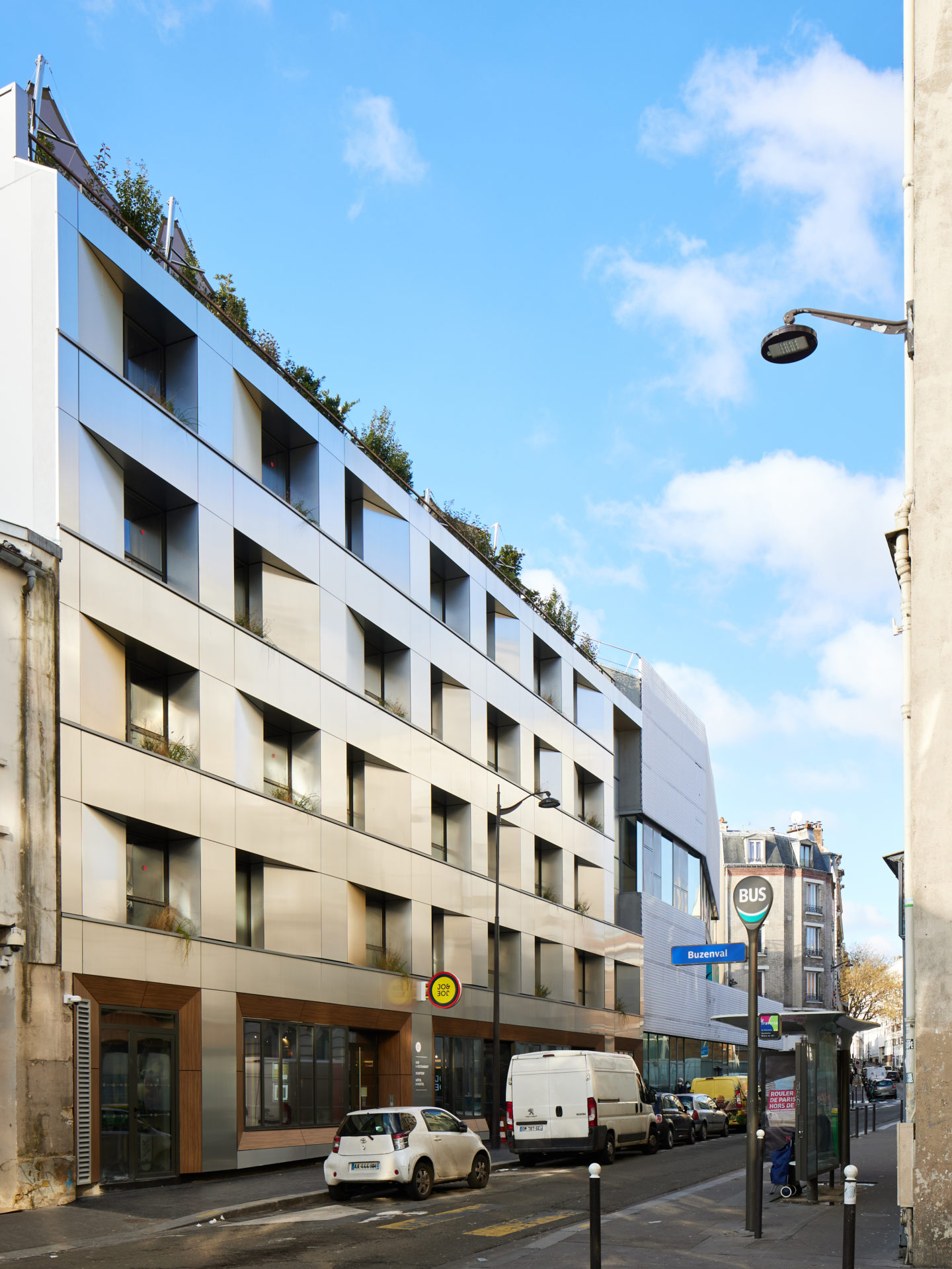 Façade de l'immeuble Buzenval à Paris depuis la rue et ciel bleu