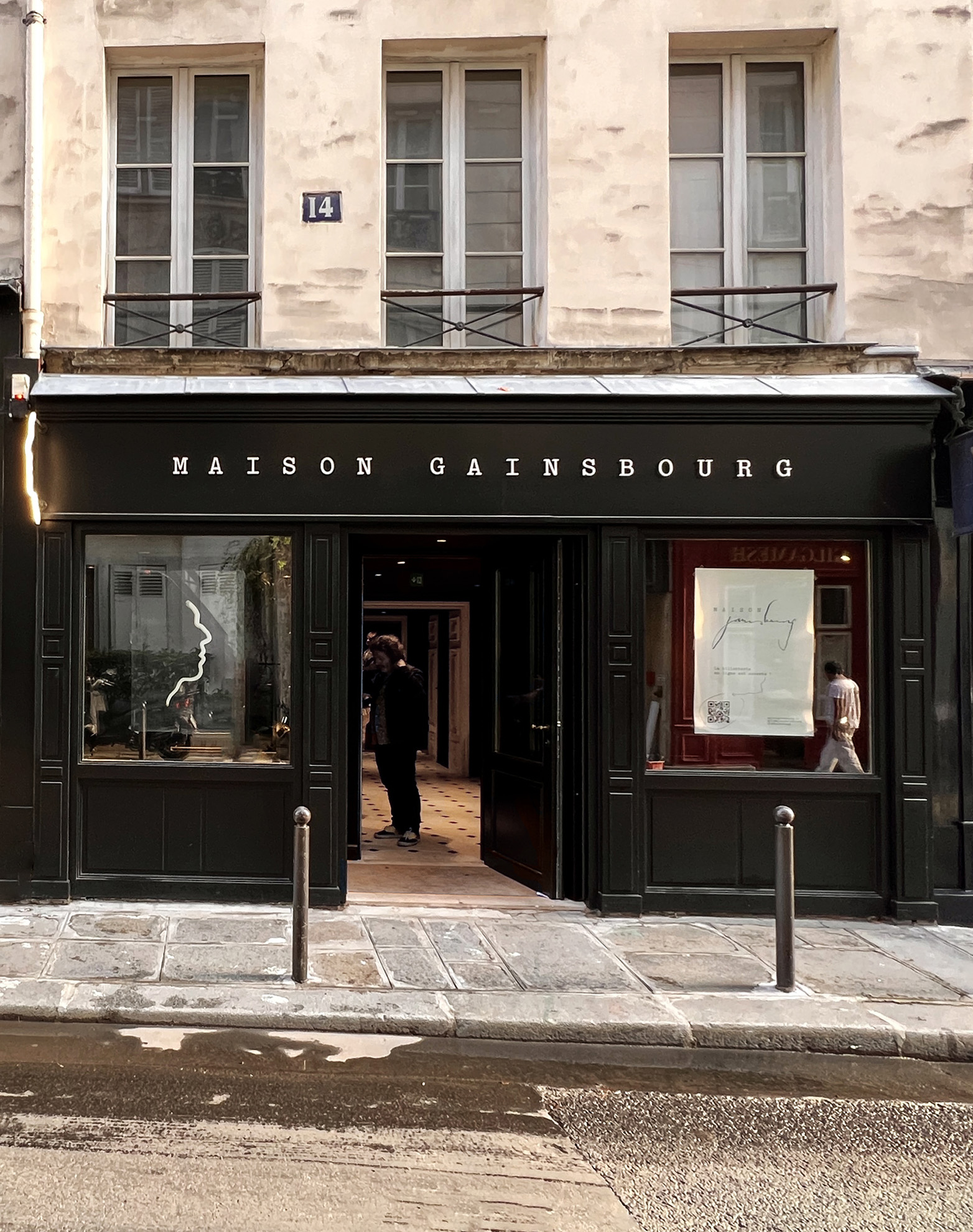 Devanture noire avec un neon du musée, piano-bar et librairie-boutique de Serge Gainsbourg.