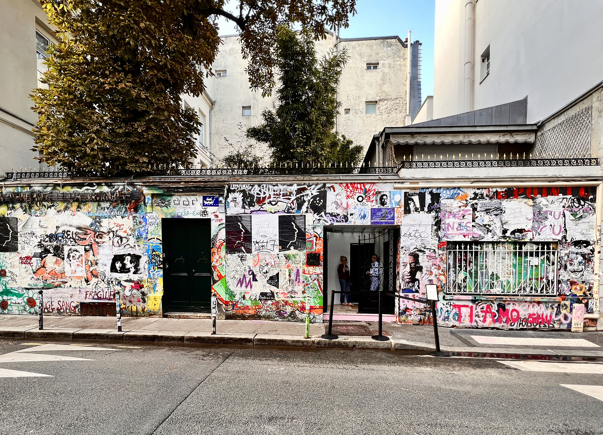 Mur en street art sur l'ancienne maison de Serge Gainsbourg.