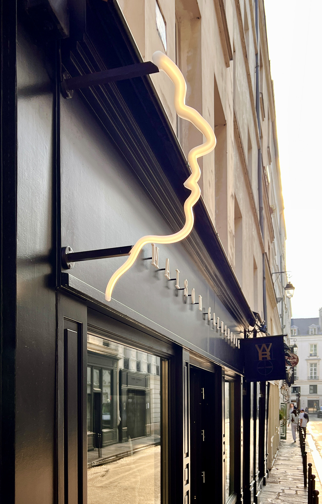 Neon sur la devanture du musée, piano-bar et librairie-boutique de Serge Gainsbourg.